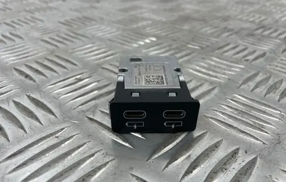 BMW 3 G20 G21 USB socket connector 8711938 310519 19163010