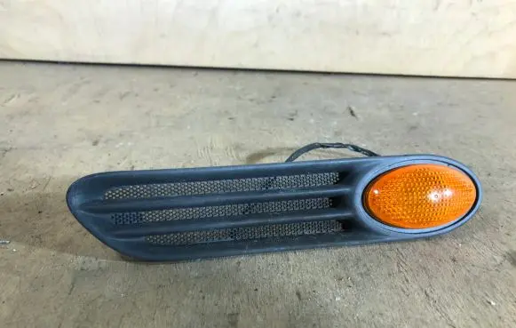 Front fender indicator light