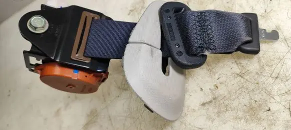 Middle seatbelt (rear)