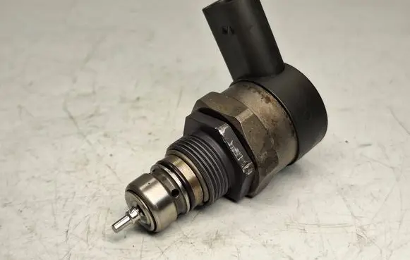 BMW 5 E60 E61 Fuel pressure regulator 0281002481 13537805733 13537788685