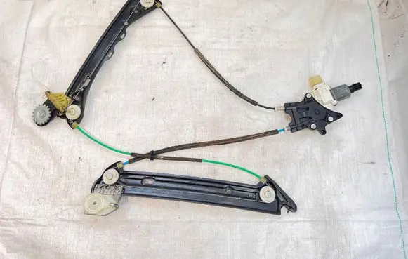 BMW 4 F32 F33 Front door window regulator with motor 7281624