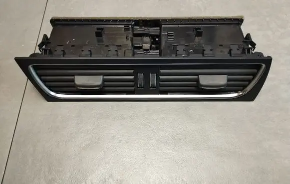 Audi A5 Sportback 8TA Dash center air vent grill 8T1820951D