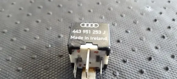 Volkswagen PASSAT B5 Other relay 443951253J 899511000