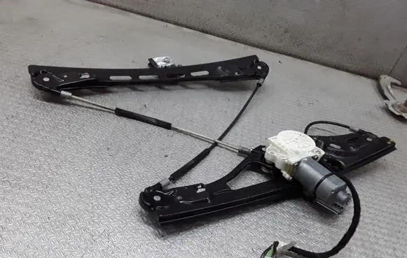 Mercedes-Benz E W211 Front door window regulator with motor A2117200246