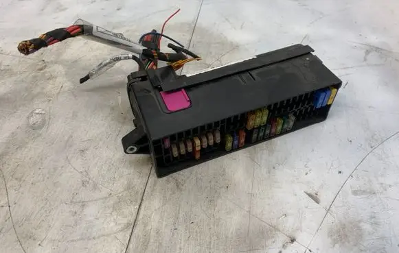 Volkswagen Touran I Fuse module
