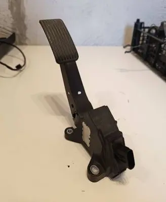 Peugeot 107 Accelerator throttle pedal 781100H031 11082A 02149914147