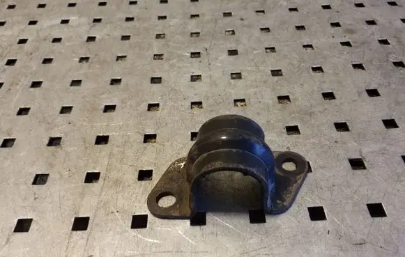 Nissan X-Trail T30 Sway bar bush bracket, front 