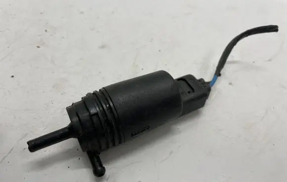 BMW 5 F10 F11 Windscreen/windshield washer pump 8377612
