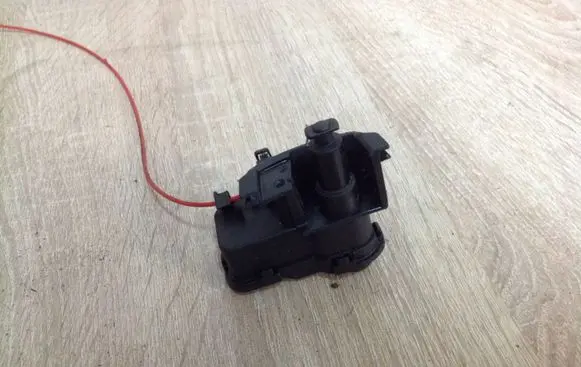 Fuel tank cap lock motor