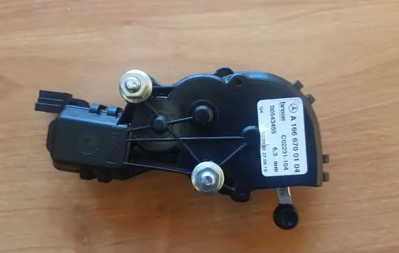 Mercedes-Benz GL X166 Rear door window regulator motor A1666700104 C02231104 00543455