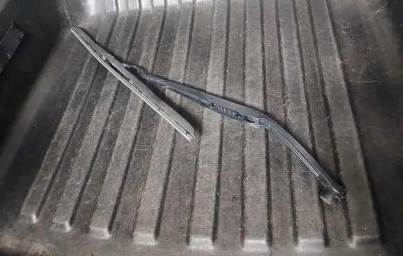 KIA Sportage Front wiper blade arm QLDR