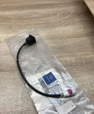 Mercedes-Benz SLK R172 USB socket connector A1728200515
