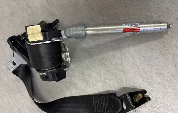Volvo V70 Rear seatbelt 040136 104000069 1000069