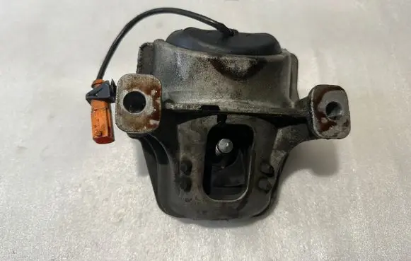 Engine mount bracket