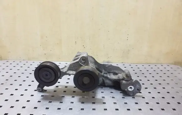 Hyundai ix35 Generator/alternator bracket 