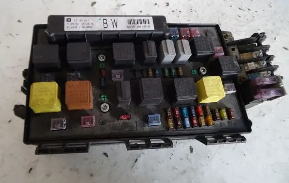 Opel Astra H Relay mounting block 13145043BW