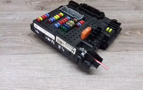 Volvo V70 Fuse module 28017881 30728512