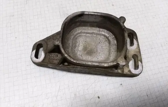 Volkswagen PASSAT B5.5 Engine mounting bracket 8D0199335