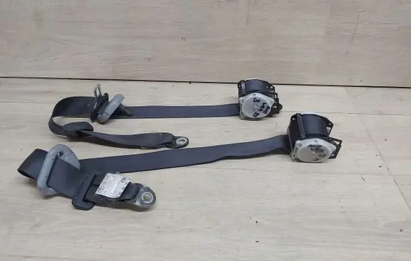 Toyota Avensis Verso Set of seat belts 