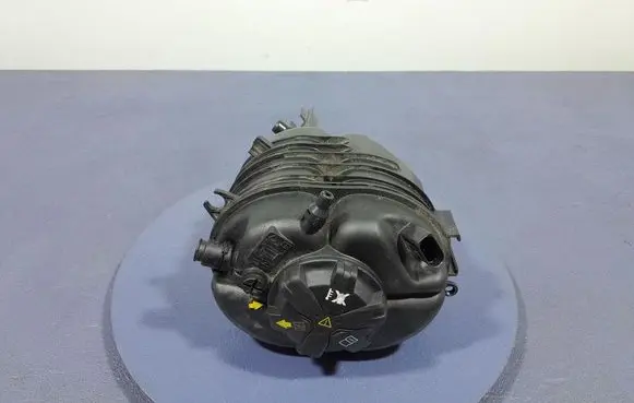 BMW 3 G20 G21 Coolant expansion tank/reservoir 8610652