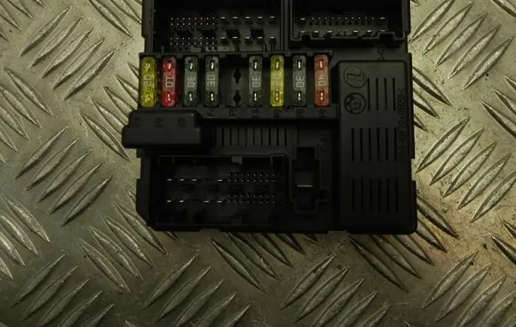 BMW 1 E81 E87 Fuse box set 7560626 G3884