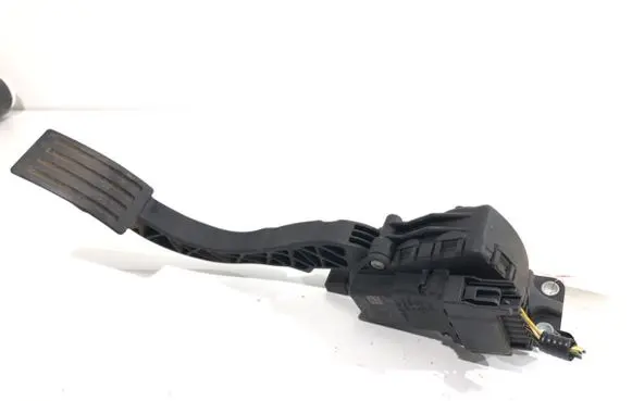 Accelerator throttle pedal