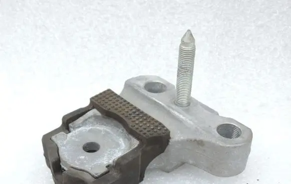 Toyota Yaris Engine mounting bracket