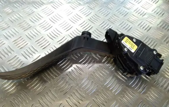 Volkswagen Touareg I Accelerator pedal position sensor 6PV00802626 7L0723507E