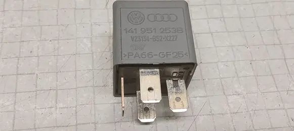 Volkswagen PASSAT B6 Other relay 141951253B