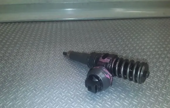 Volkswagen PASSAT B5.5 Fuel injector 038130073AJ