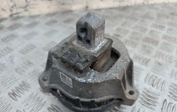 BMW 5 G30 G31 Engine mount bracket 6860472