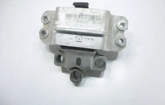 Volkswagen PASSAT B7 Engine mount bracket 1K0199555R