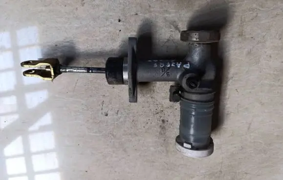 Mitsubishi Pajero Sport I Clutch slave cylinder 