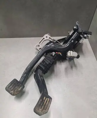 Accelerator throttle pedal