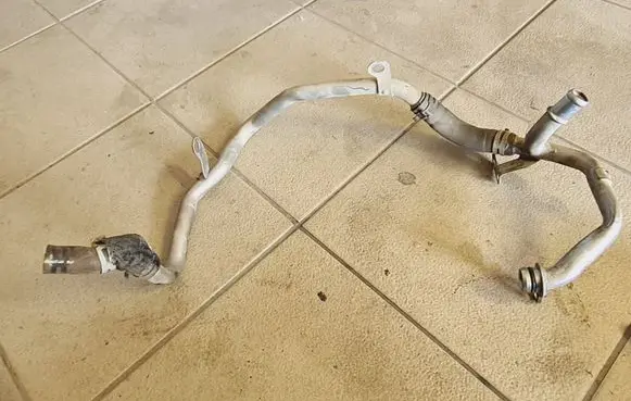 Engine coolant pipe/hose