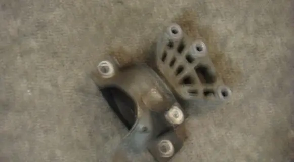 Fiat 500 Engine mounting bracket