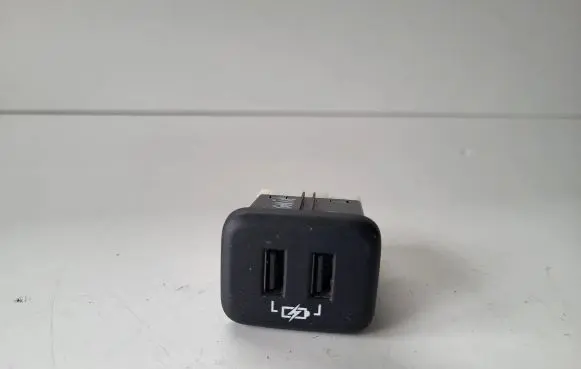 Opel Insignia B USB socket connector 13598459