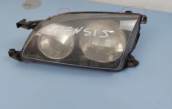 Toyota Avensis T220 Headlight/headlamp 54533368 8117005140