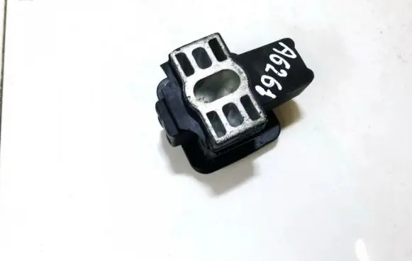Volvo XC90 Engine mount bracket