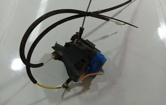 Audi A4 S4 B5 8D Rear door lock 8D0839016A