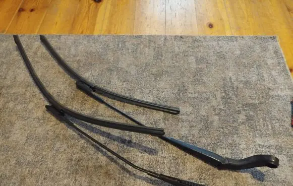 Mercedes-Benz A W169 Front wiper blade arm A1698200240 A1698200140