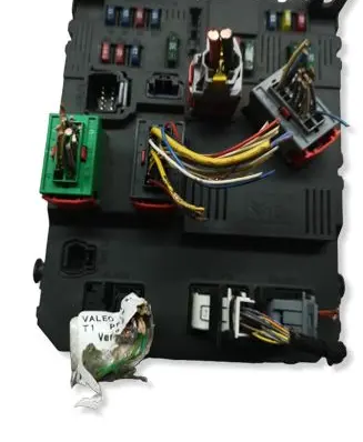 Peugeot 206 Fuse module 9645747480 61163979 S118085210D