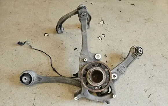 Front wheel hub spindle knuckle