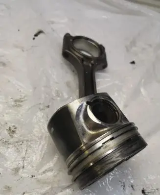 Volvo V40 Cross country Piston with connecting rod