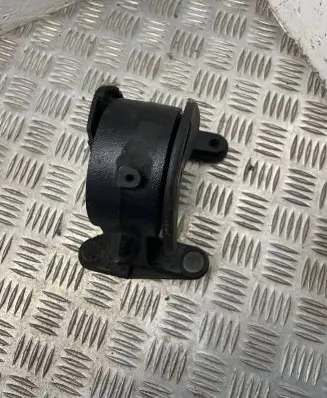 Toyota RAV 4 (XA30) Engine mount bracket 84678
