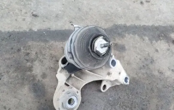 Volkswagen PASSAT B5 Engine mount bracket