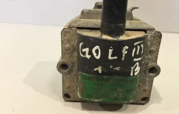 Volkswagen Golf III High voltage ignition coil 867905104A