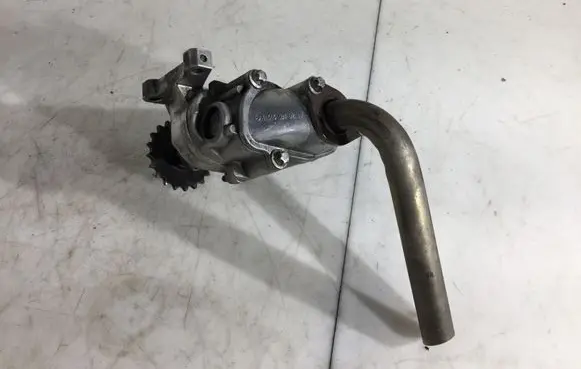 Mercedes-Benz Vito Viano W639 Oil pump A6111810201