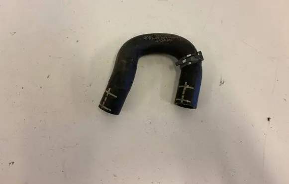 Volkswagen Touareg II Engine coolant pipe/hose 7P0121051A