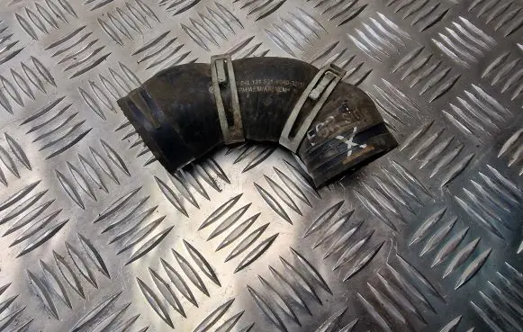 Volkswagen PASSAT B8 Engine coolant pipe/hose 04L131521